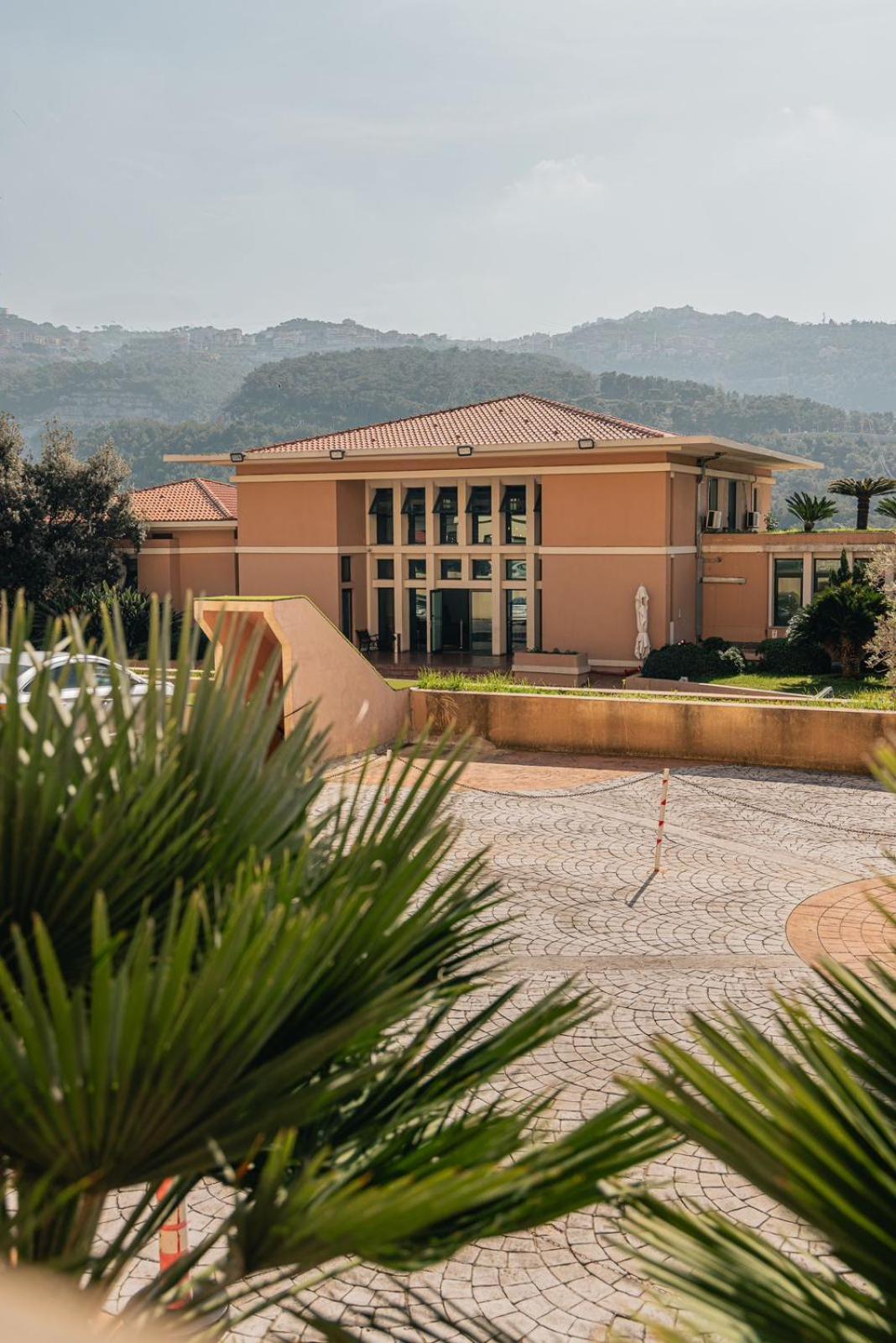 Country Lodge Hotel & Resort Beirut Esterno foto