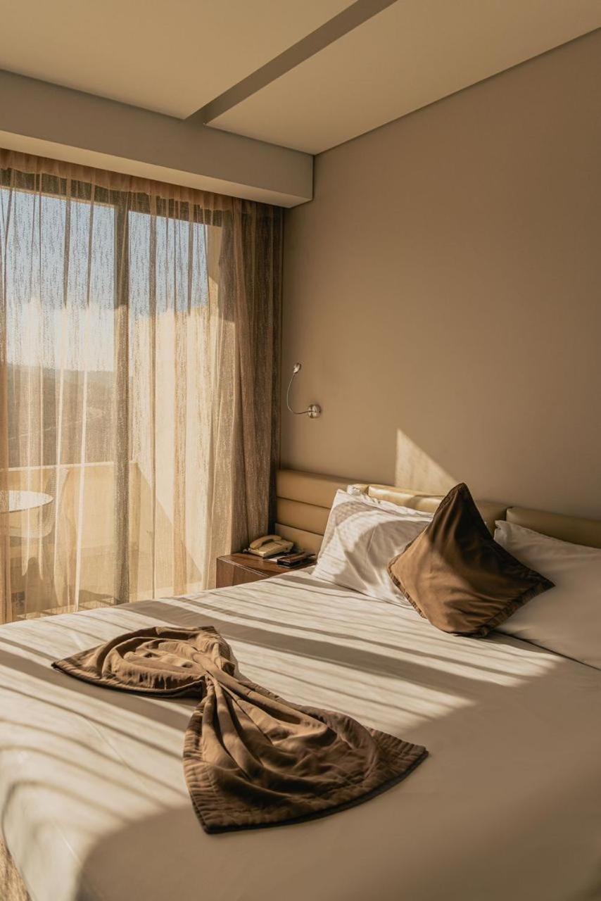 Country Lodge Hotel & Resort Beirut Esterno foto