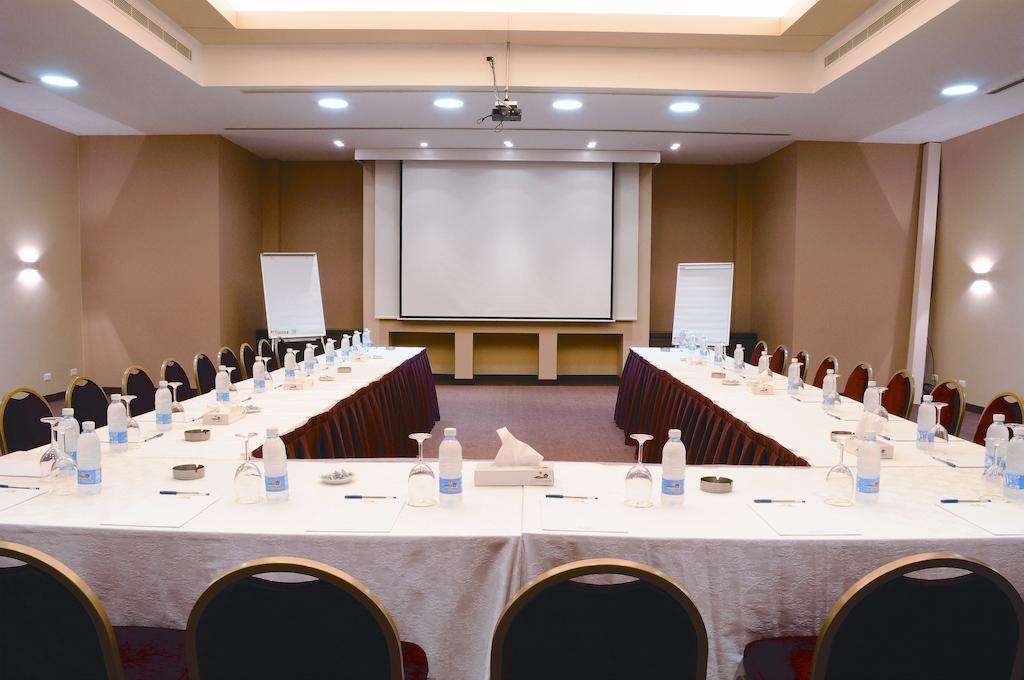 Country Lodge Hotel & Resort Beirut Esterno foto