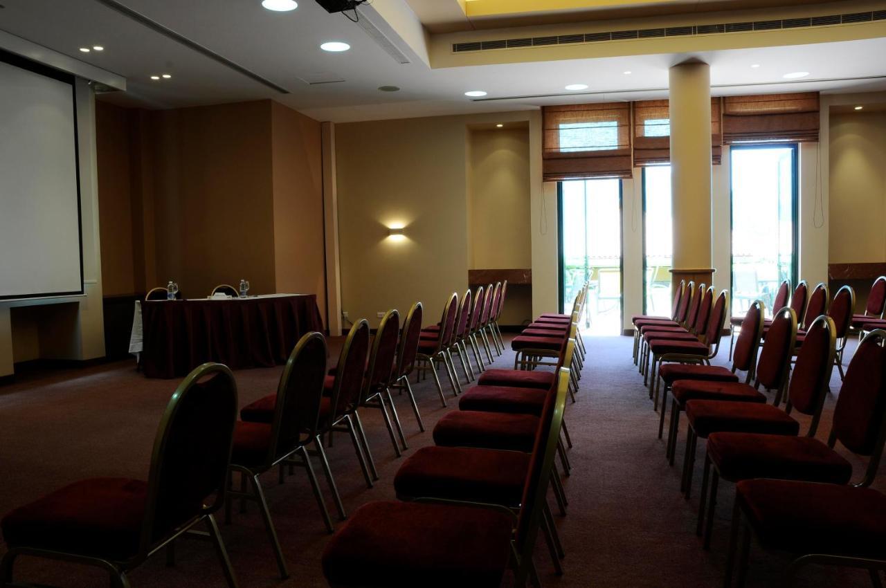Country Lodge Hotel & Resort Beirut Esterno foto